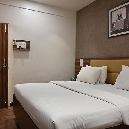 Hotel Sai Yatri Тримбак Екстериор снимка