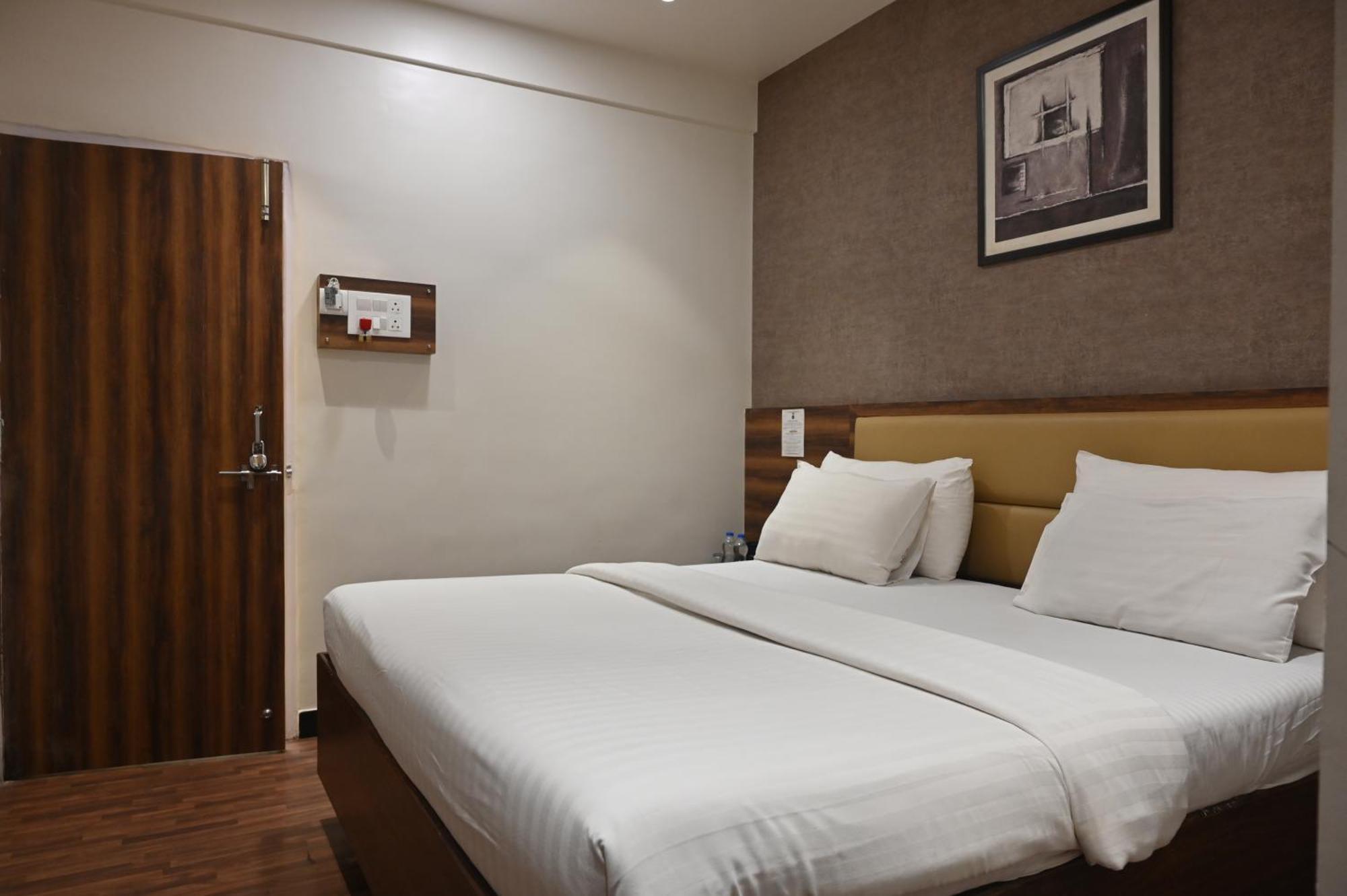 Hotel Sai Yatri Тримбак Екстериор снимка