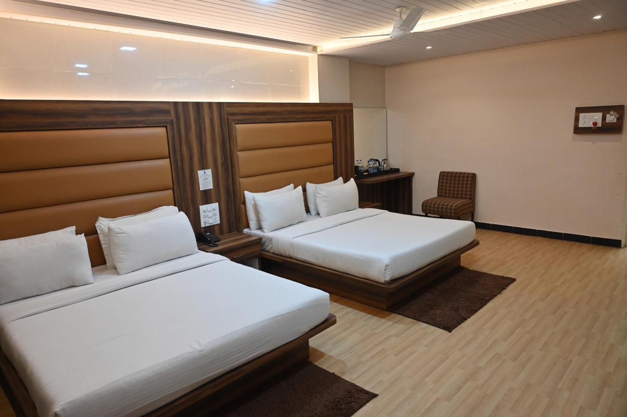 Hotel Sai Yatri Тримбак Екстериор снимка