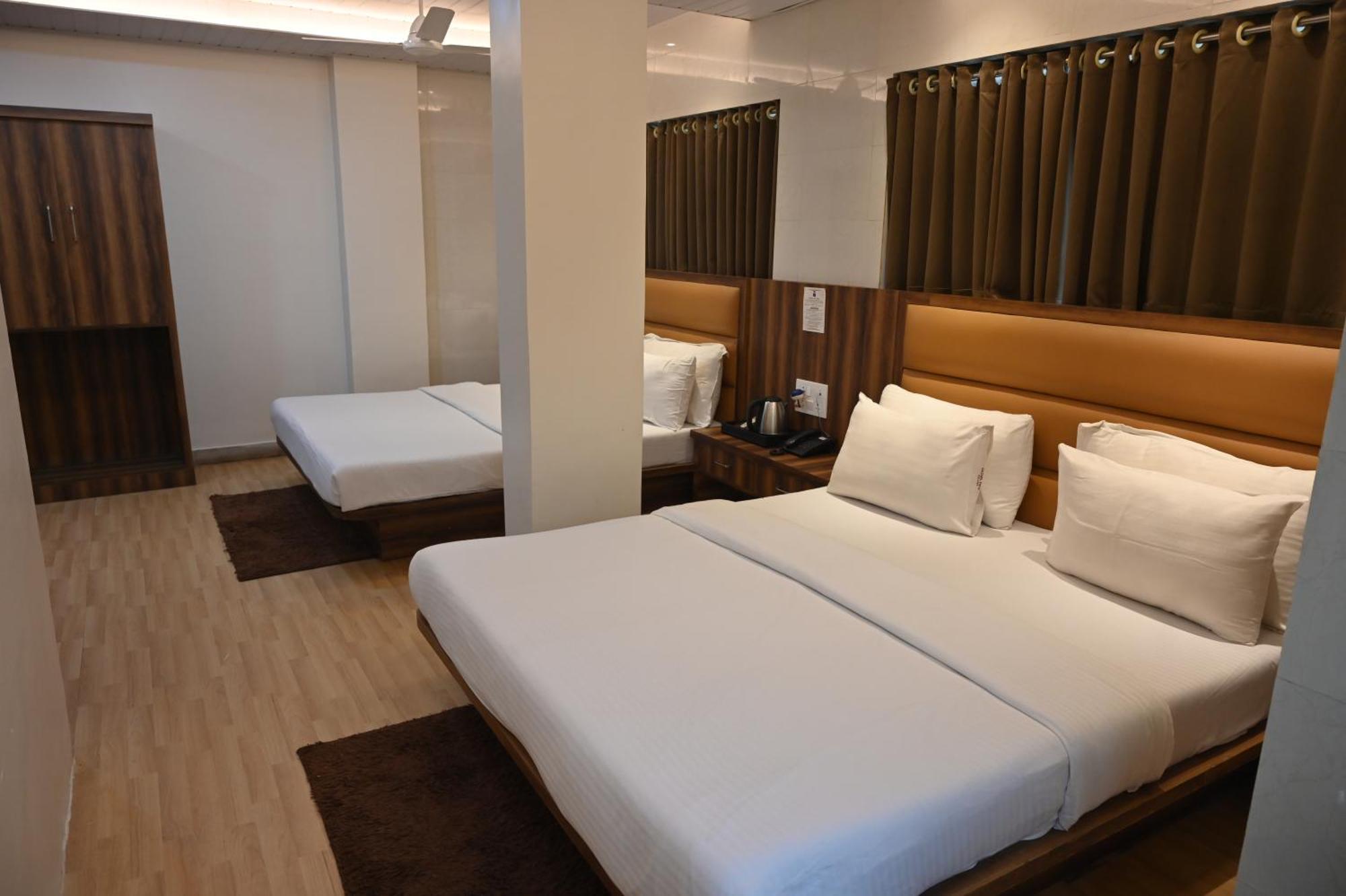 Hotel Sai Yatri Тримбак Екстериор снимка