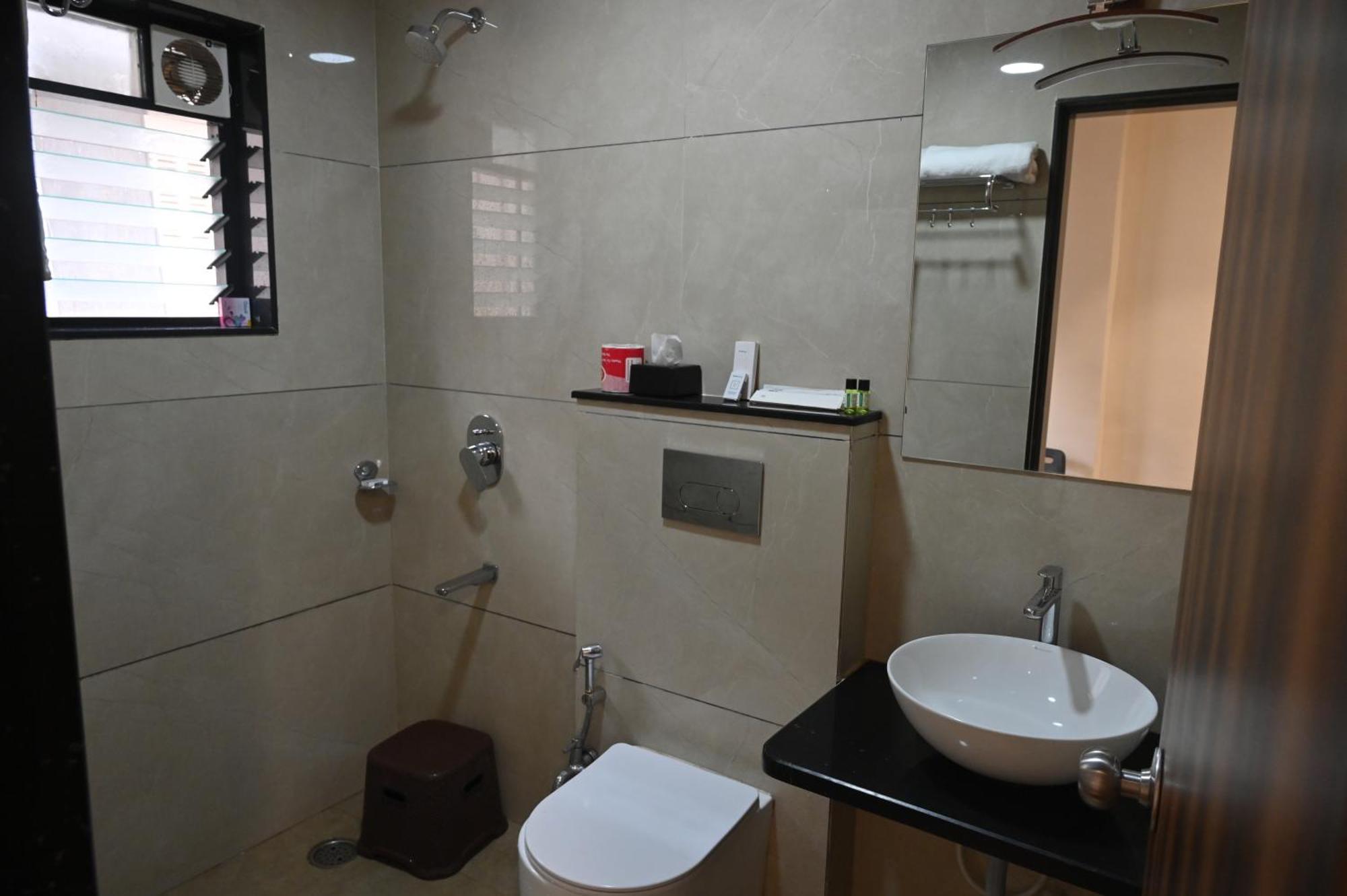 Hotel Sai Yatri Тримбак Екстериор снимка