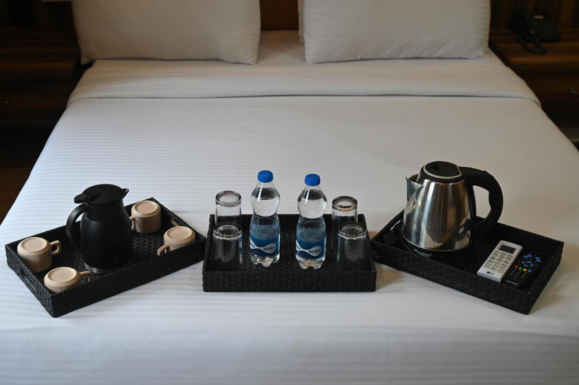 Hotel Sai Yatri Тримбак Екстериор снимка