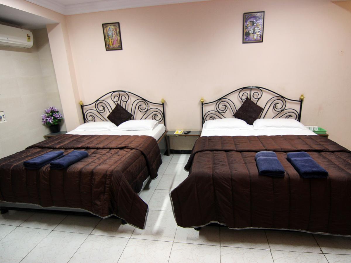 Hotel Sai Yatri Тримбак Екстериор снимка