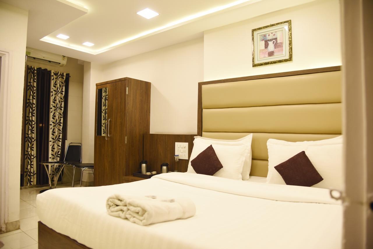 Hotel Sai Yatri Тримбак Екстериор снимка