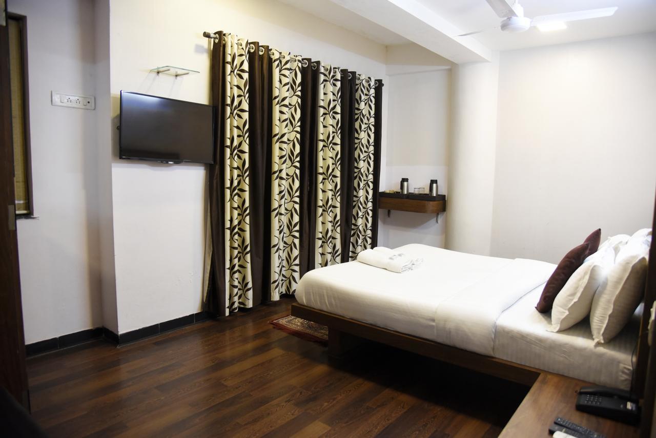 Hotel Sai Yatri Тримбак Екстериор снимка