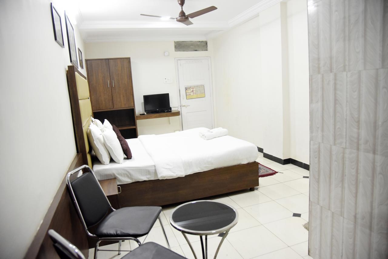 Hotel Sai Yatri Тримбак Екстериор снимка
