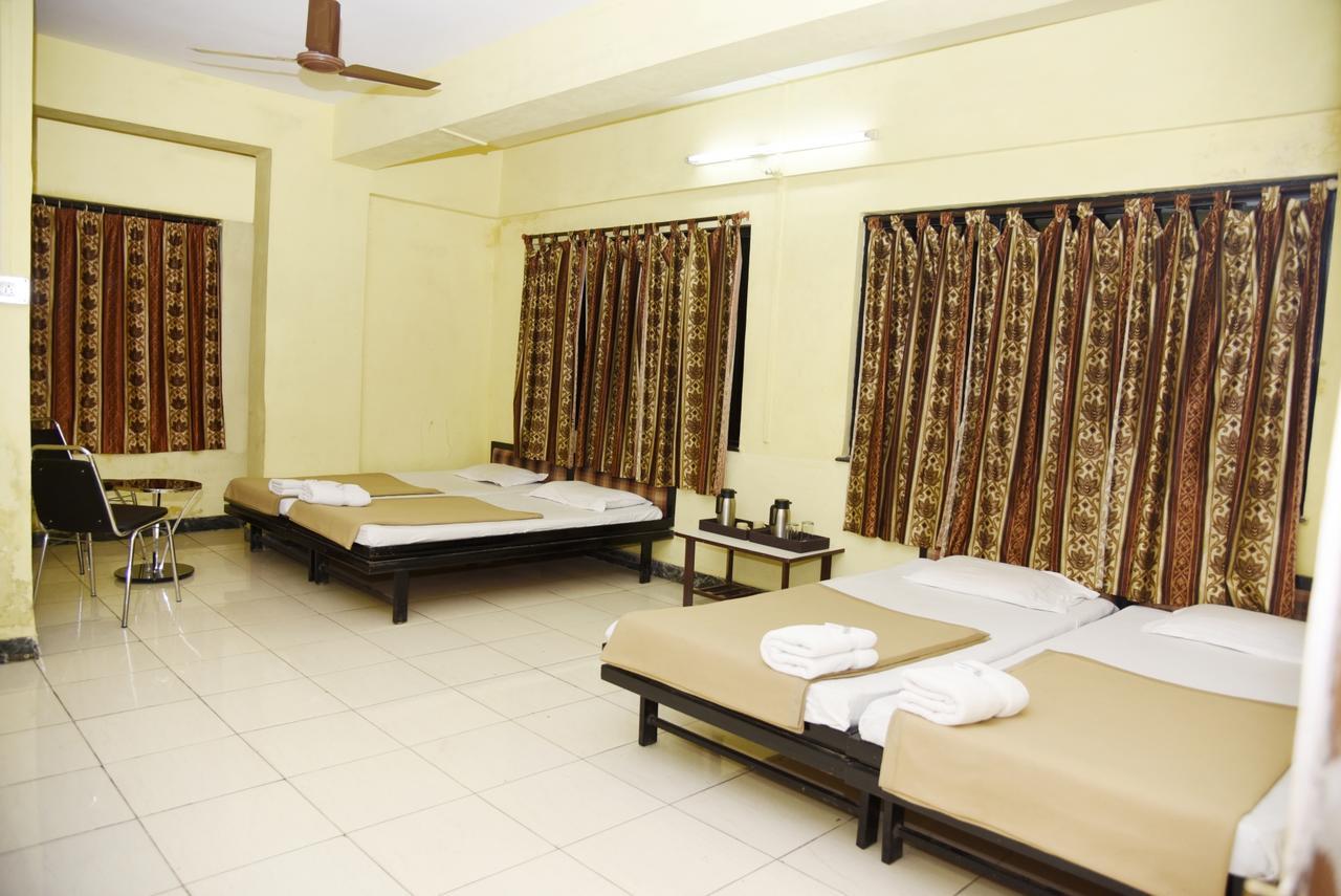 Hotel Sai Yatri Тримбак Екстериор снимка