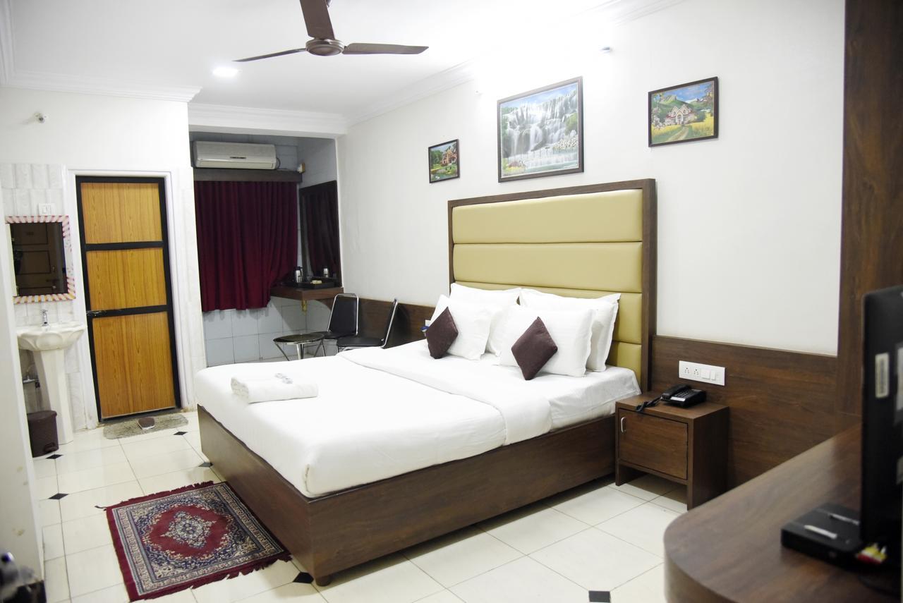 Hotel Sai Yatri Тримбак Екстериор снимка