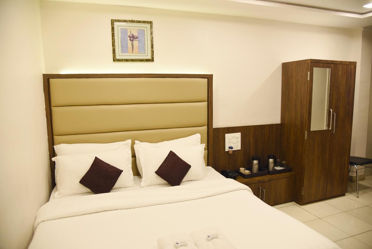 Hotel Sai Yatri Тримбак Екстериор снимка