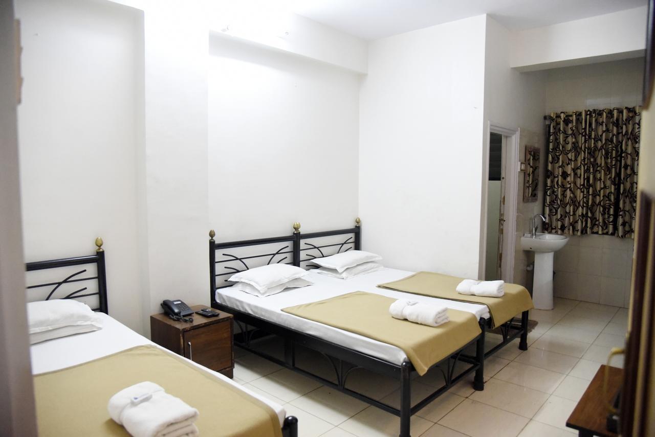 Hotel Sai Yatri Тримбак Екстериор снимка